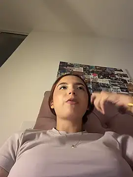 Carithooo live cam on StripChat