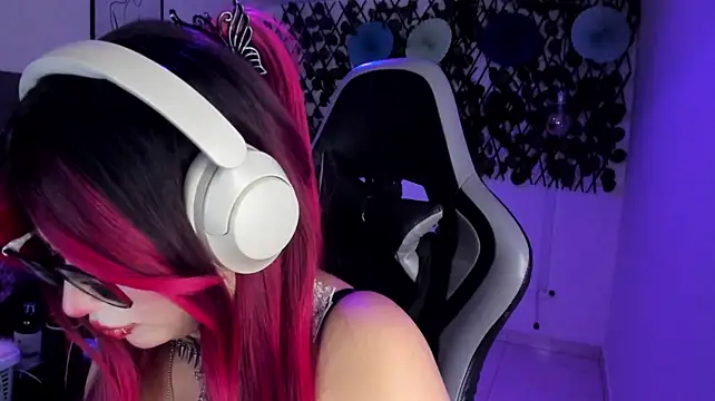 Kitty_Gang live cam on StripChat