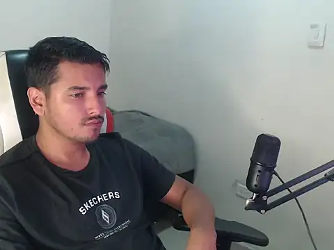 kylian_07 live cam on StripChat