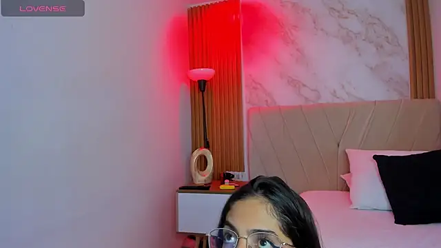 j_belle_ live cam on StripChat