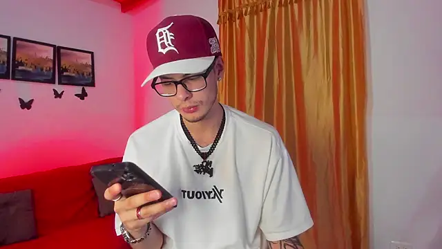 Vlad__night live cam on StripChat