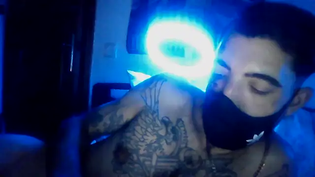 MorenodickStrong live cam on StripChat