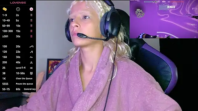 blondegamerr live cam on StripChat