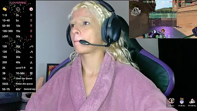 blondegamerr live cam on StripChat