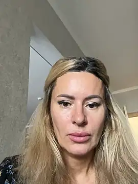 Tania201243 live cam on StripChat