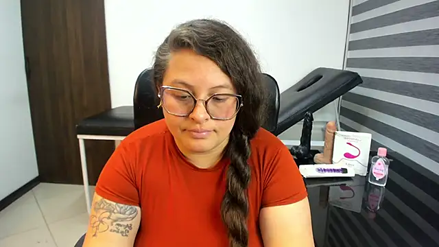 SaraThonson_ live cam on StripChat