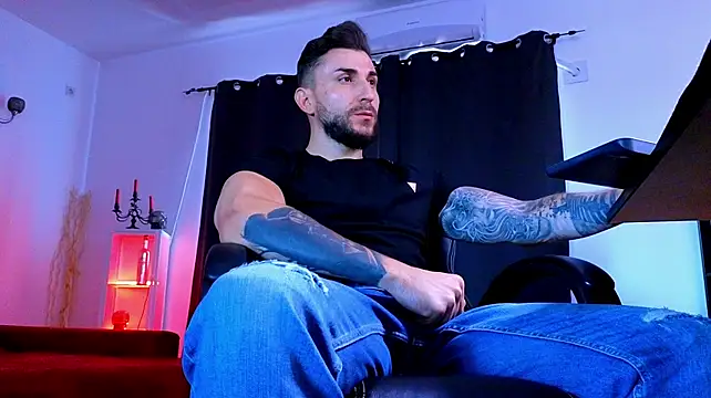 MightyAaron66 live cam on StripChat