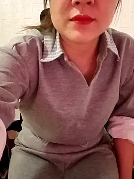 Romilk-12 live cam on StripChat