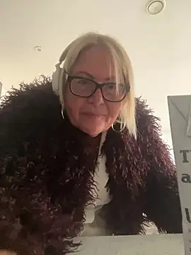 MoistCurveyChanel live sex cam