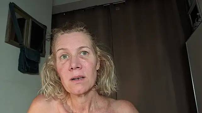 Lola_Belgium live cam preview