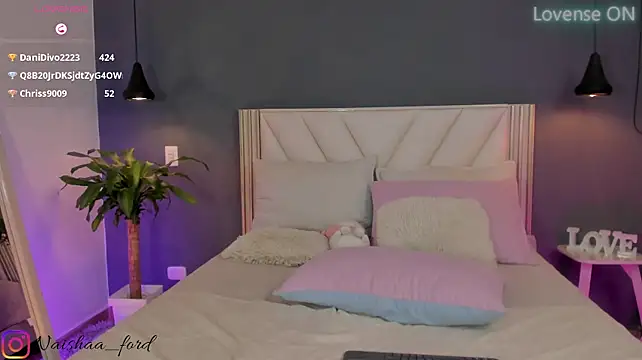Naishaaford live cam on StripChat
