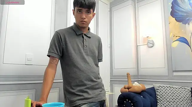 Elioth_18 live cam on StripChat