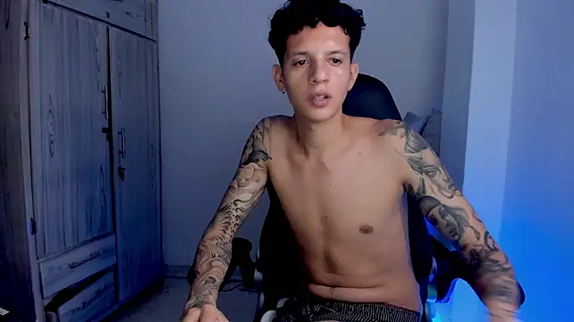 tylerrnova live cam on StripChat