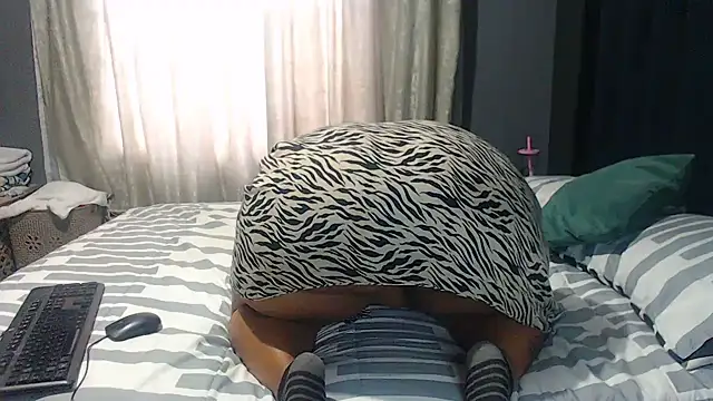 SEXYHUGEASS21 live cam on StripChat