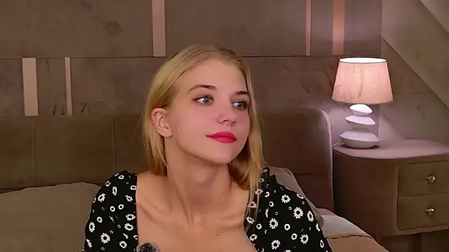4example_Chloe live cam on StripChat