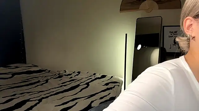 MysticHeart live cam on StripChat