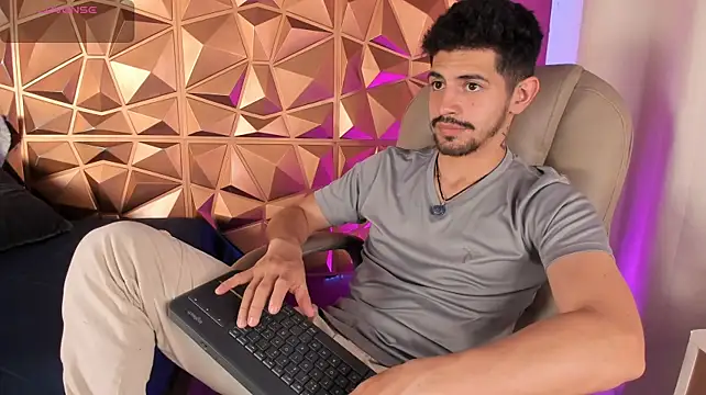 AlejandroStormm live cam on StripChat