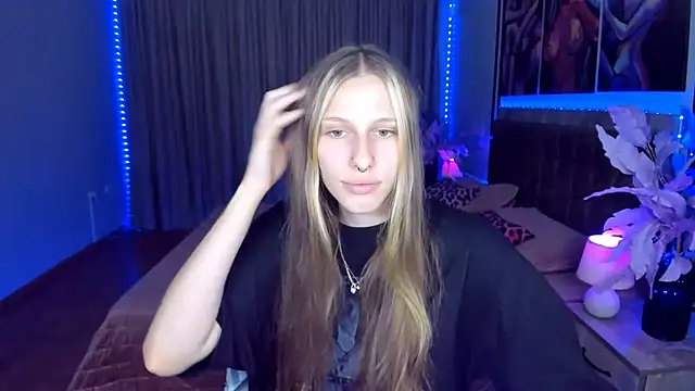 MiaCream live cam on StripChat