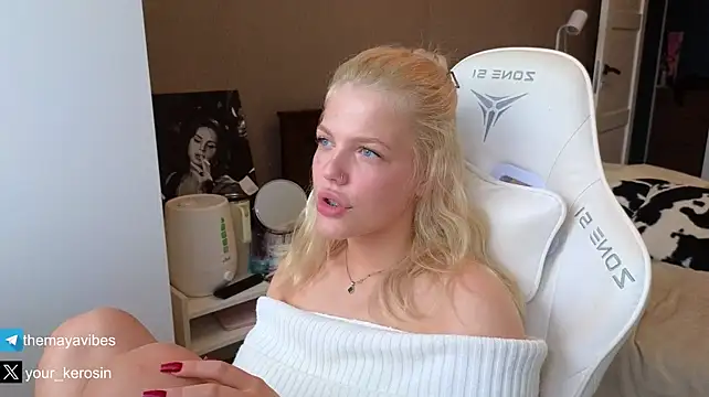 Maya_NextDoor live sex cam