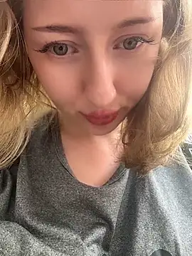 RonnieKiss live sex cam