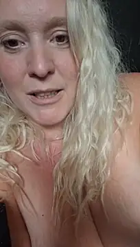 Bella_Squirts live sex cam