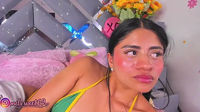 melody__sweet_ live cam on StripChat
