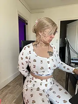 Bunny_devil live cam on StripChat