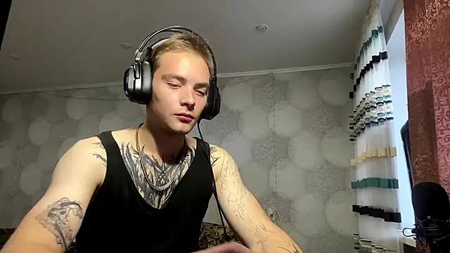 ErnestTarlet live cam on StripChat