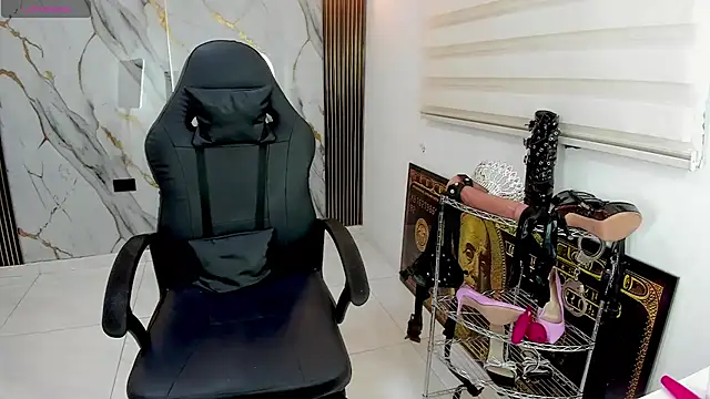 queen_findom1 live cam on StripChat