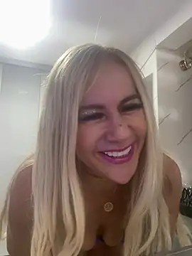 LARIANA_RIVERA23 live cam on StripChat