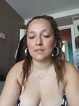 Sexyrondegirl live cam on StripChat