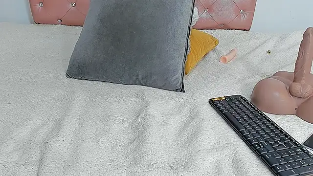 EbonyCoWorker live cam on StripChat