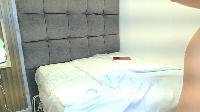 aly_n_sebas live cam on StripChat