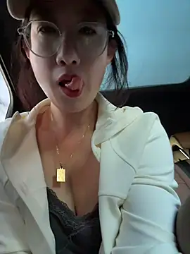 weiwei103 live cam on StripChat
