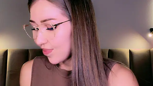 oh-my-mia live cam on StripChat