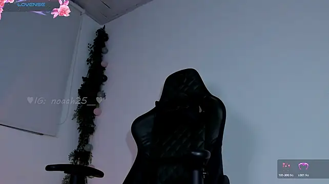 Noaah25_ live cam on StripChat