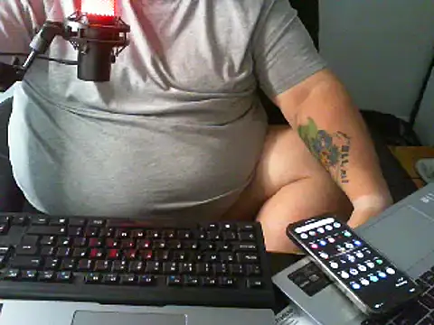 bigcuddlebear69er live cam on StripChat