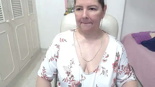 leonela_69 live cam on StripChat