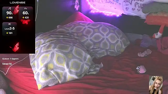Blondiewithanass live sex cam