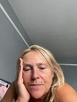 Blondnboujee53 live sex cam
