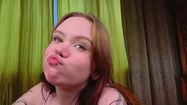 LeahAllsop live cam on StripChat