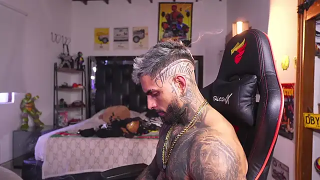 logan_hugh8 live sex cam