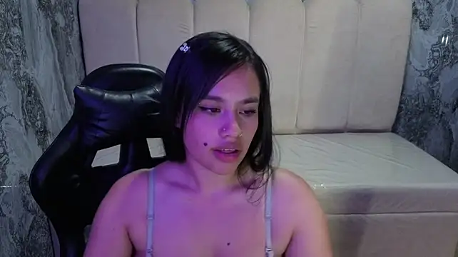 nova_pink_r live cam on StripChat