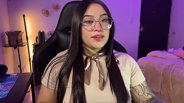 Lilyhotson live cam on StripChat