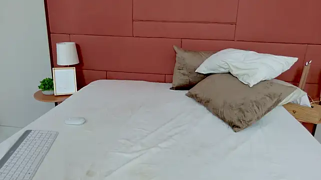 LilouKat live sex cam