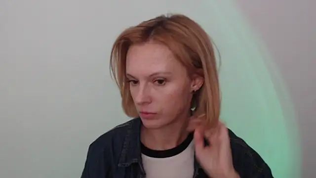 AdelleLovee_ live cam on StripChat