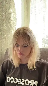 LizzaCrown live cam on StripChat