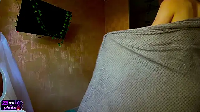 CeriseMaalox live cam on StripChat