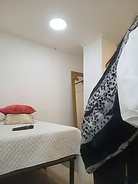 Luna_Dumont live cam on StripChat