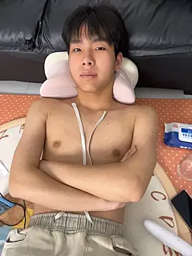 guoguo18 live cam on StripChat